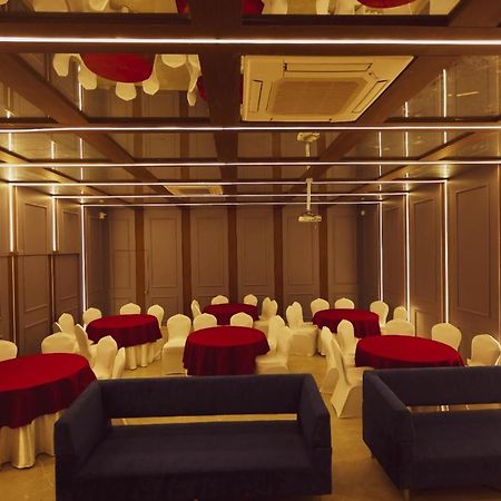 Hotel Kiran Miraj Екстер'єр фото