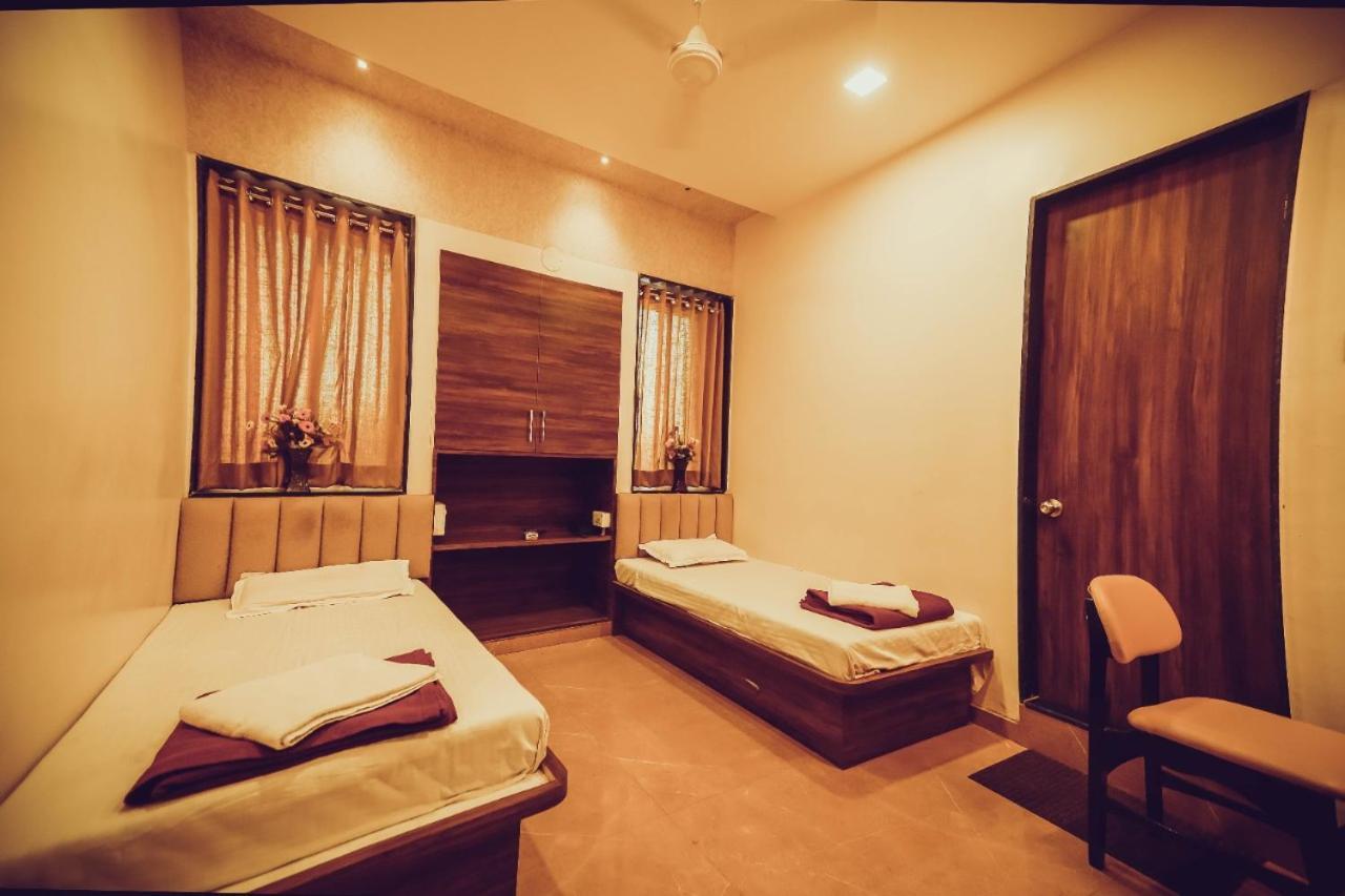 Hotel Kiran Miraj Екстер'єр фото