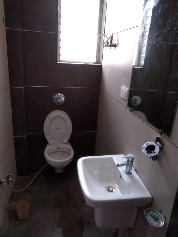 Hotel Kiran Miraj Екстер'єр фото
