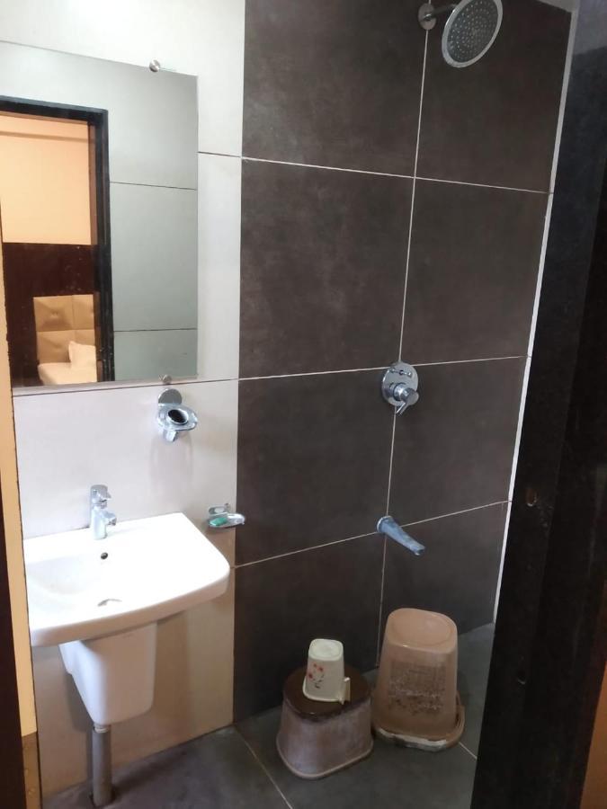Hotel Kiran Miraj Екстер'єр фото