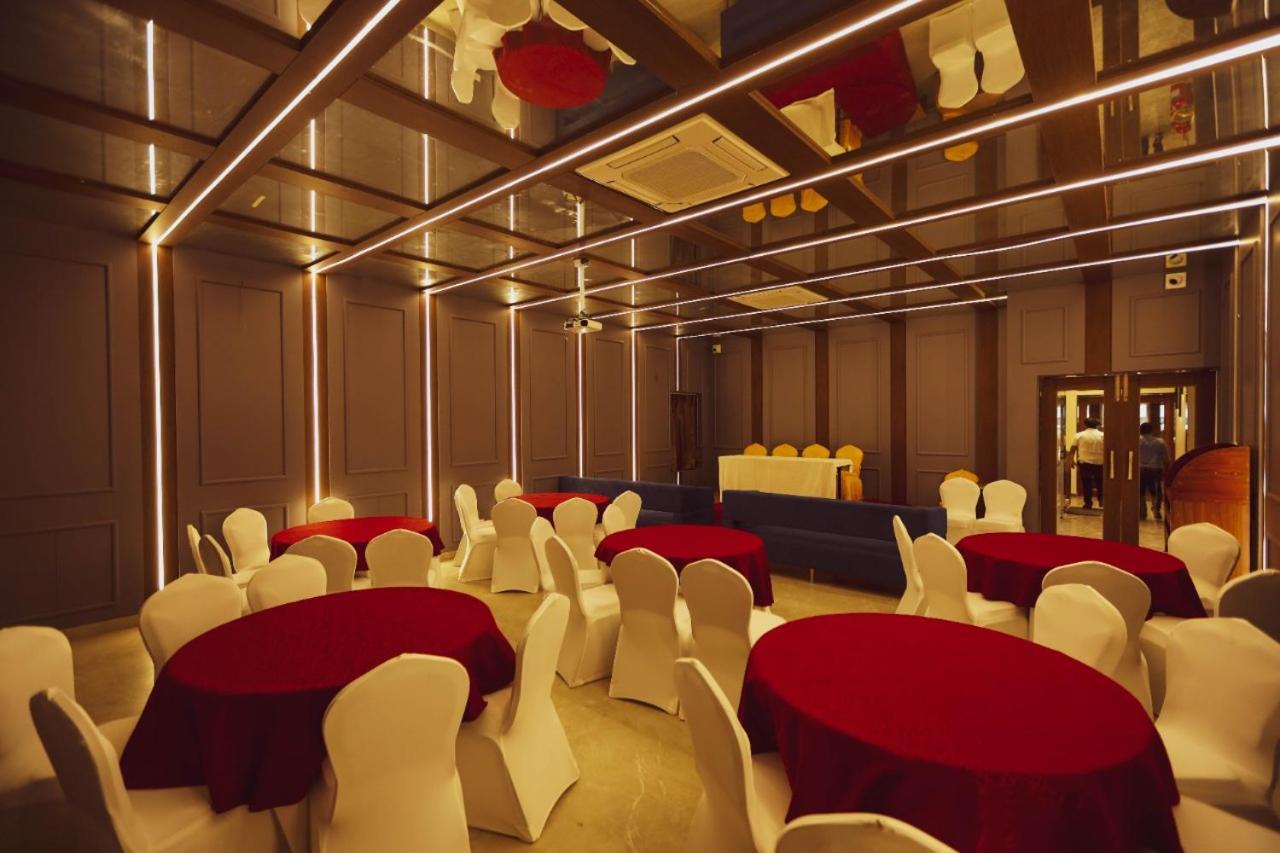 Hotel Kiran Miraj Екстер'єр фото