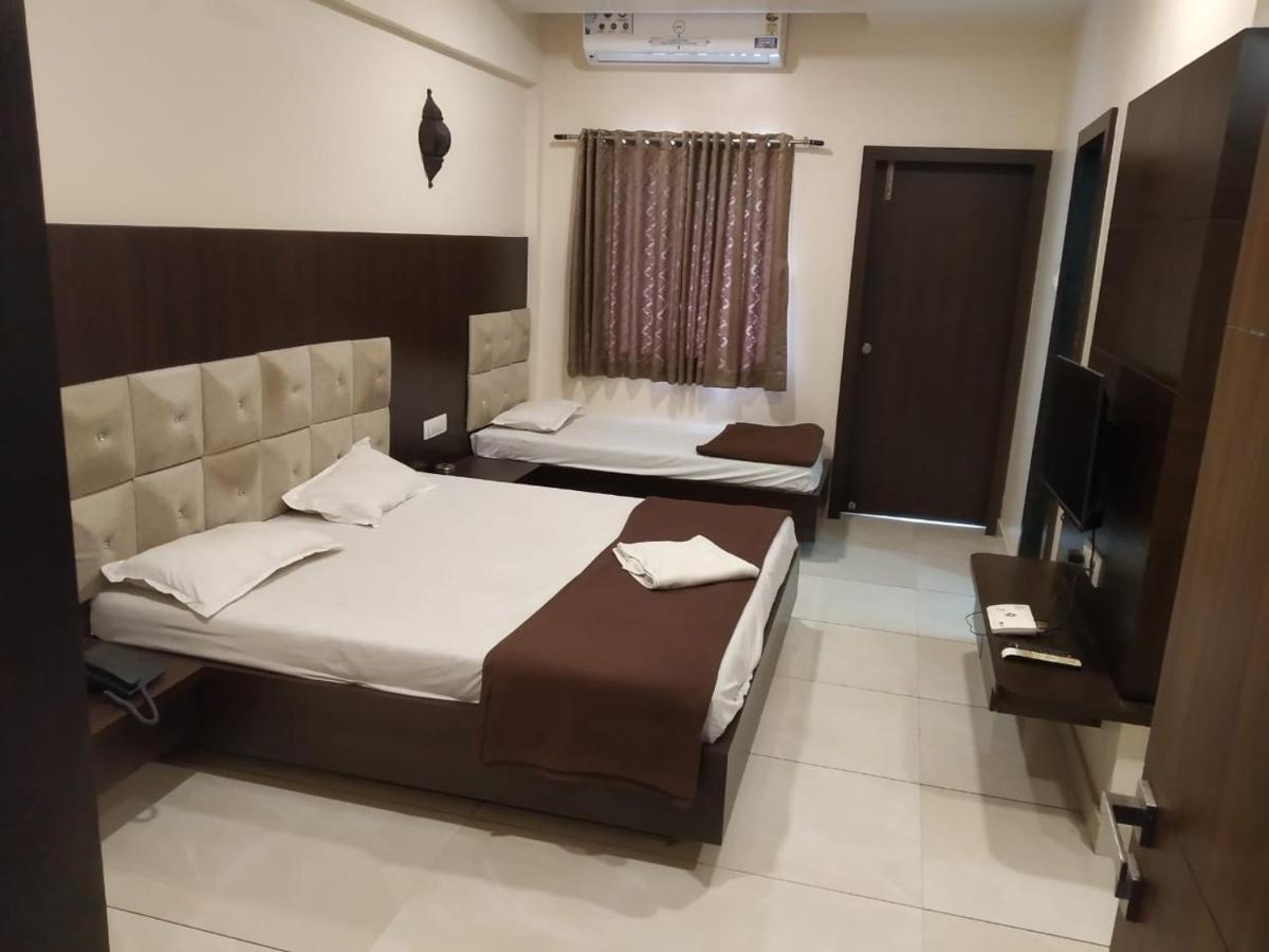Hotel Kiran Miraj Екстер'єр фото