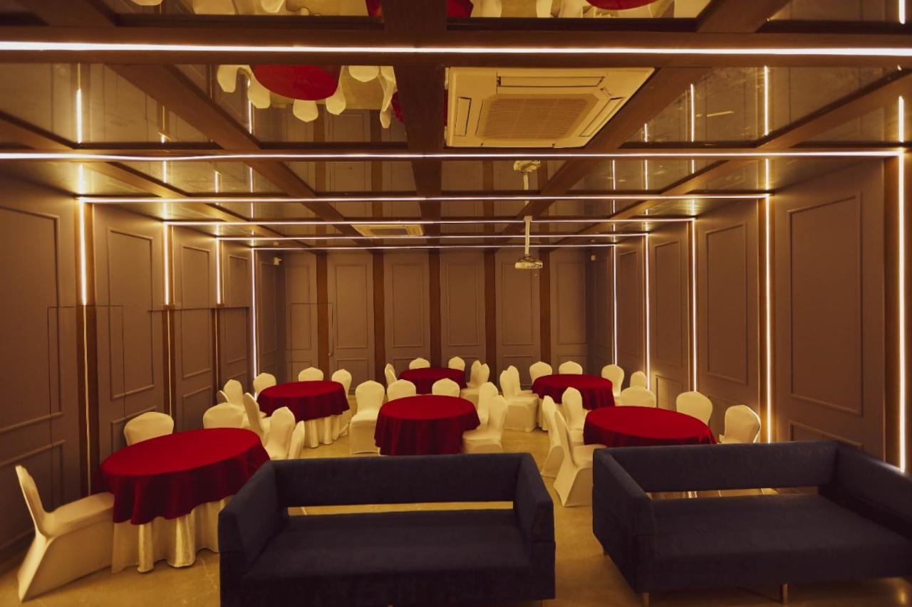 Hotel Kiran Miraj Екстер'єр фото