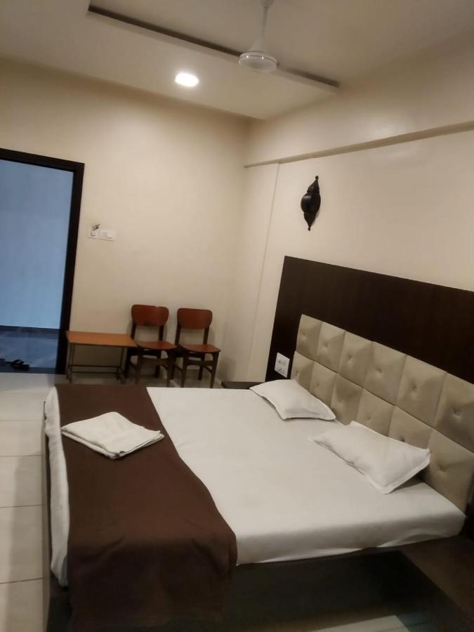 Hotel Kiran Miraj Екстер'єр фото